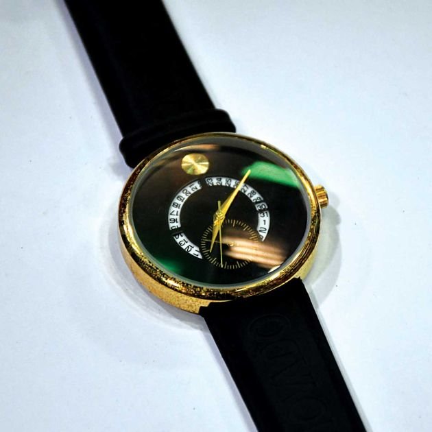 montre-de-marque-movado-en-simili-cuir-couleur-noir-dans-son-boitier