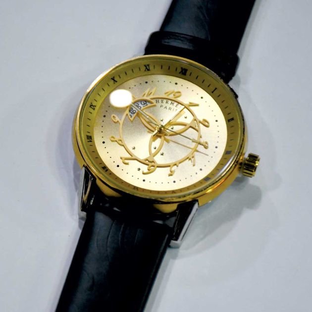 montre-de-marque-hermes-paris-en-simili-cuir-couleur-noir-dans-son-boitier