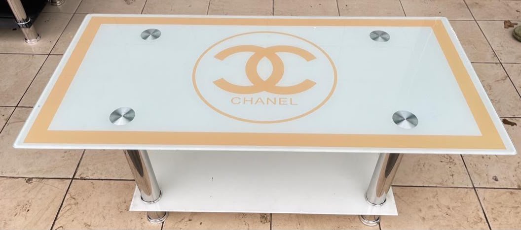 une-table-basse-au-design-orne-du-logo-chanel-8032