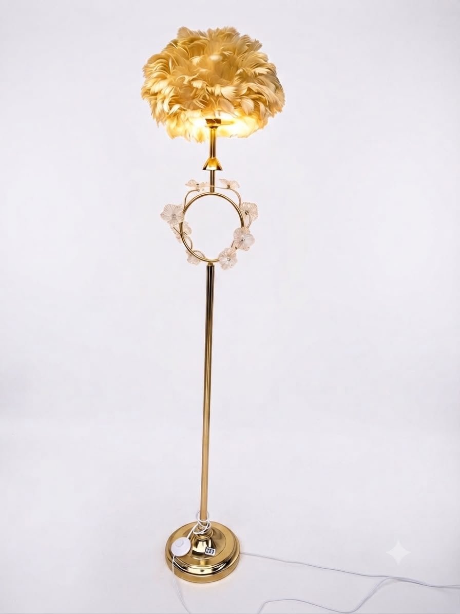 lampadaire-plumes-dorees-et-fleurs-piece-deco-raffinee-8378