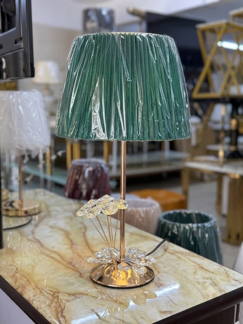 lampe-de-table-cristal-et-abat-jour-plisse-elegance-florale-doree-8418