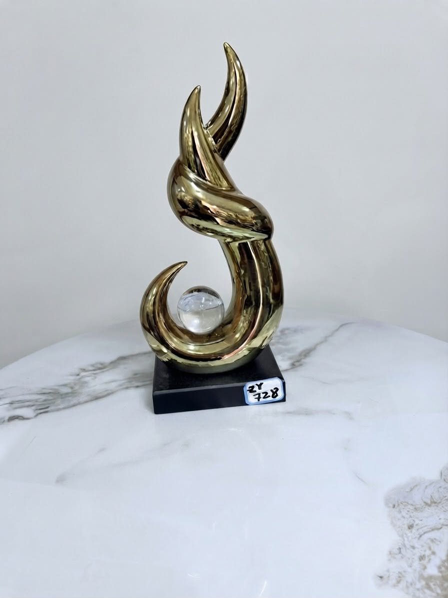 statuette-decorative-sculpturale-doree-avec-sphere-de-cristal-8599