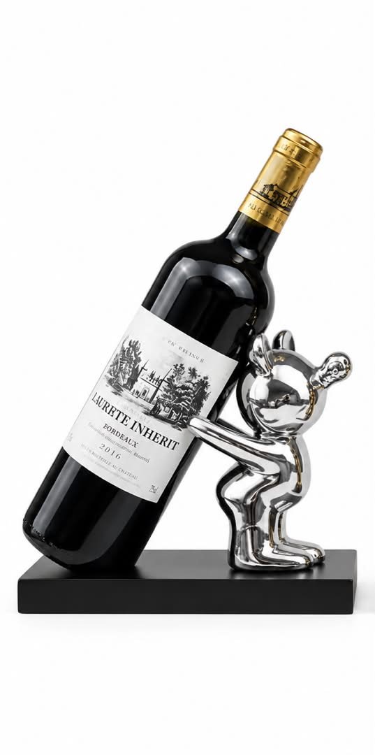 porte-bouteille-design-personnage-chrome-sur-socle-noir-8600