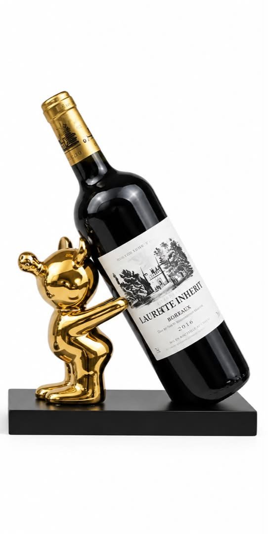 porte-bouteille-design-personnage-dore-sur-socle-noir-8601