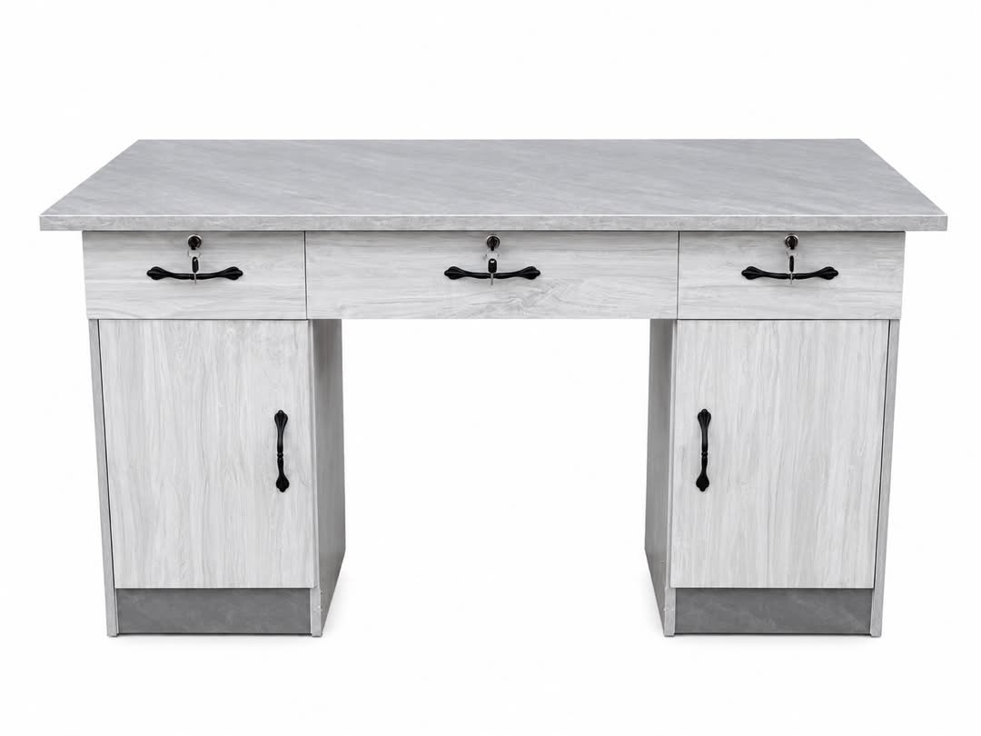 bureau-elegant-au-style-classique-revisite-associant-un-plateau-a-leffet-marbre-grise-et-un-corps-en-finition-bois-blanchi-pour-un-rendu-a-la-fois-lumineux-et-raff-8618