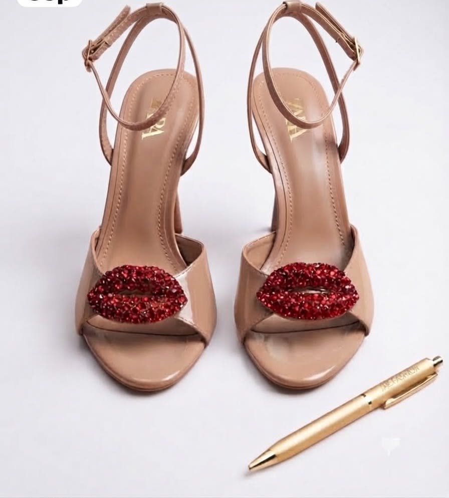 sandales-talon-nude-a-motif-bouche-strass-8877