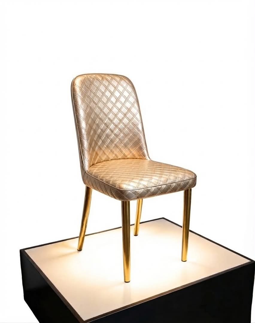 chaise-capitonnee-doree-motif-losange-pietement-metal-dore-8989