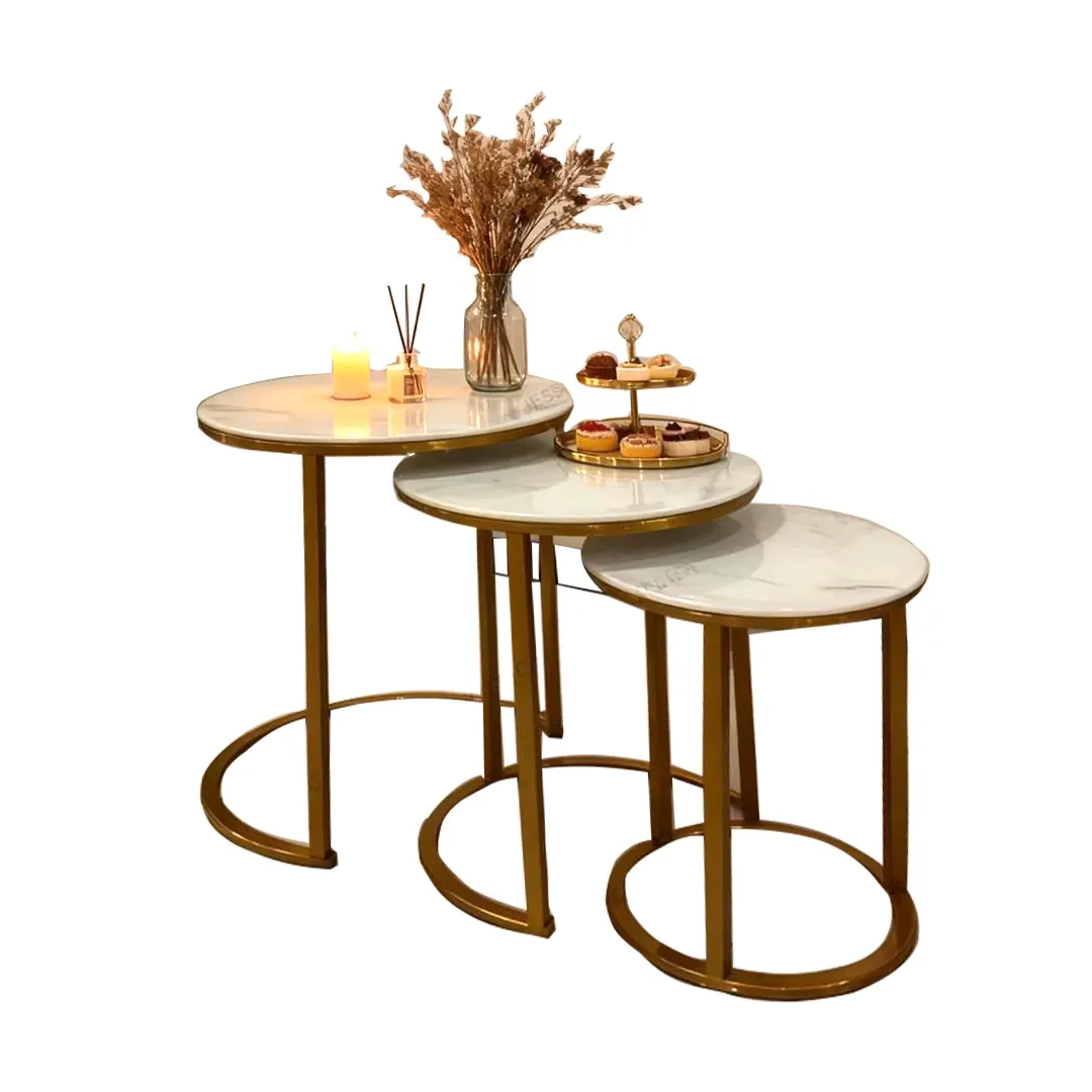 ensemble-de-3-gueridons-gigognes-en-marbre-blanc-et-structure-doree-7646