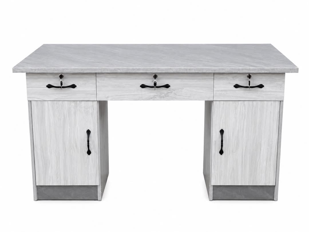 bureau-elegant-au-style-classique-revisite-associant-un-plateau-a-leffet-marbre-grise-et-un-corps-en-finition-bois-blanchi-pour-un-rendu-a-la-fois-lumineux-et-raff-8618
