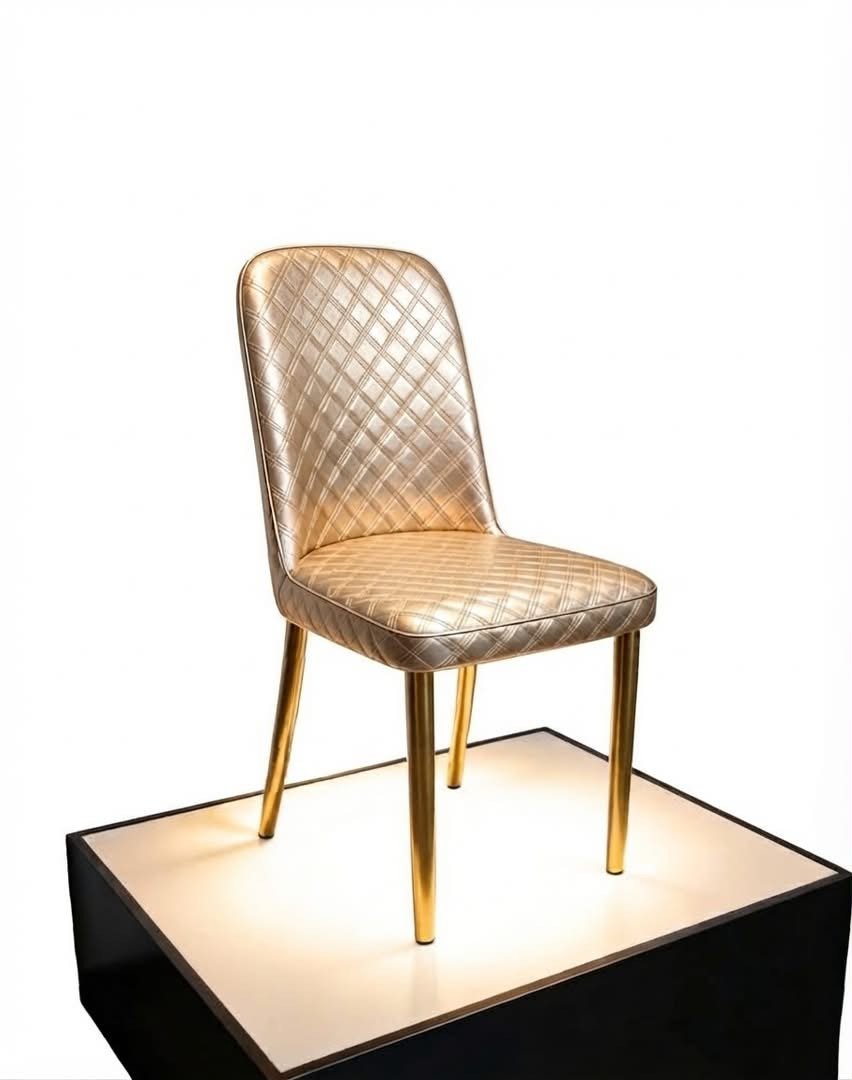 chaise-capitonnee-doree-motif-losange-pietement-metal-dore-8989